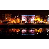 Dublín reflejos en el río de noche