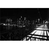 Nueva York desde el puente de Brooklyn blanco y negro de noche