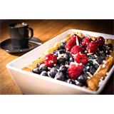 Fruta, pastel de arándanos, moras y café