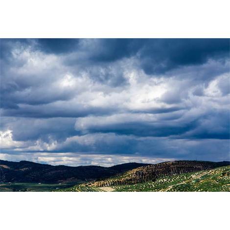 Densidad nubosa sobre colinas