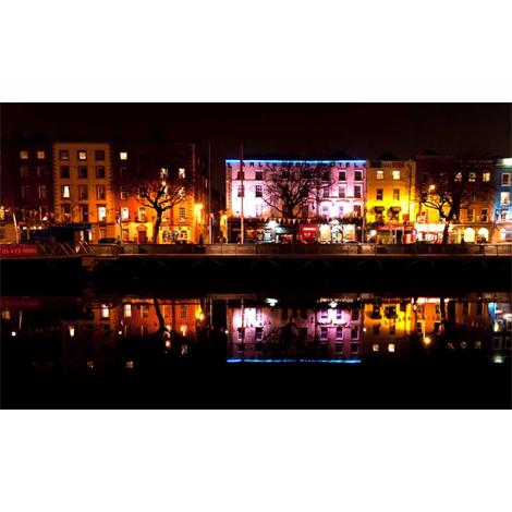 Dublín reflejos en el río de noche