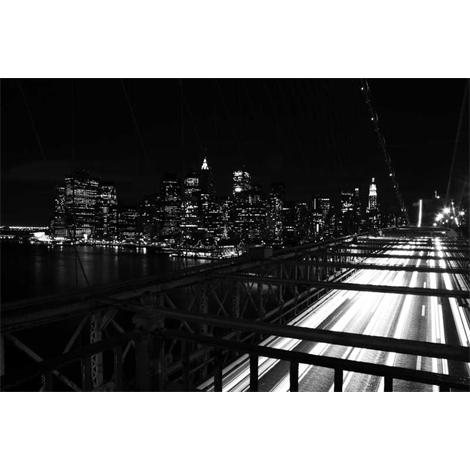 Nueva York desde el puente de Brooklyn blanco y negro de noche