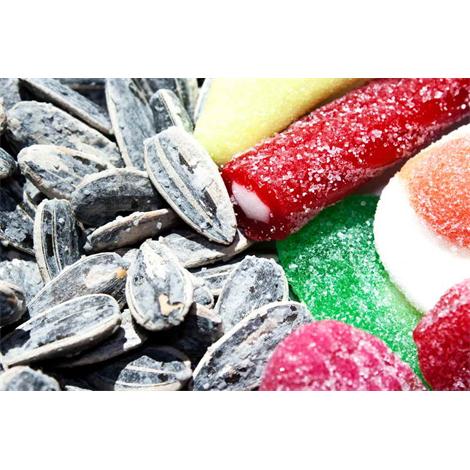 Alimento, chucherías dulce y salado pipas y gominolas