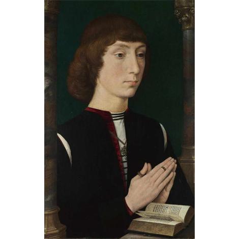 Un hombre joven en el rezo 