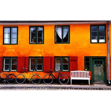 Bicicletas junto a casa típica de Copenhague