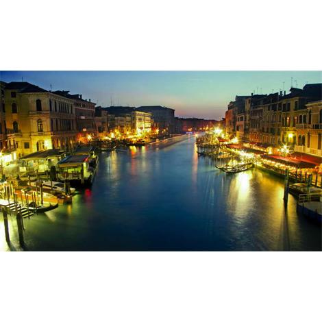 Canal de Venecia de noche