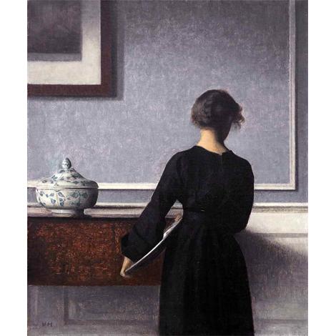 Interior con mujer joven de espaldas