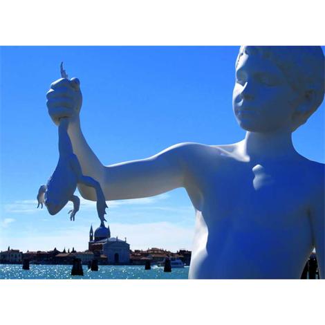 Niño cogiendo rana en Venecia