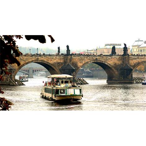Puente desde el río de Praga