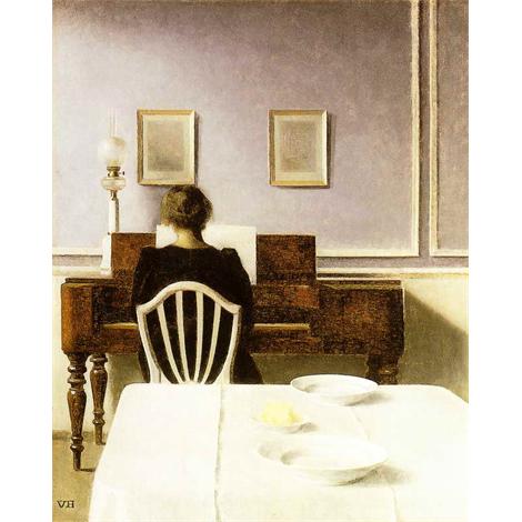 Interior con chica al piano