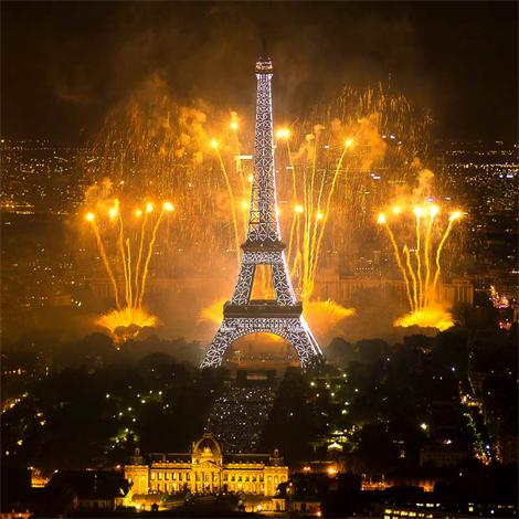 París torre Eiffel fuegos artificiales