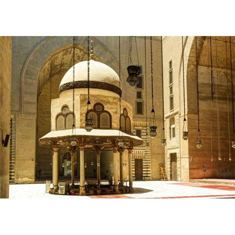 Dentro de la mezquita del sultán Hasán en El Cairo Egipto