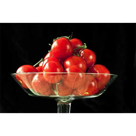 Alimento, fuente de tomates fondo oscuro