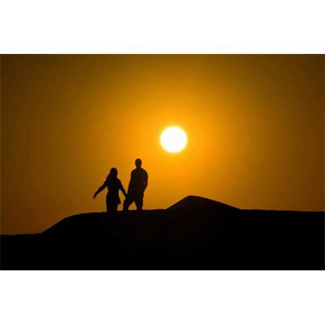 Siluetas pareja en el desierto
